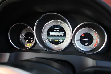 Vehicle gauge cluster