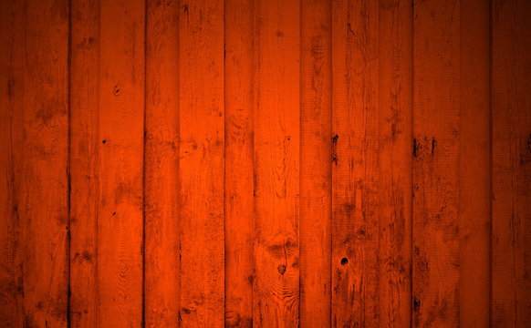 Rotee Holzwand mit alten verwitterten Brettern
