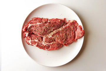 Obraz premium Fresh raw seasoned beef on plate
