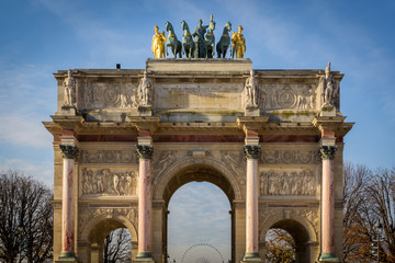 Fototapeta na wymiar Arc du Carrousel du Louvre in the Tuileries Garden under a beautiful blue sky in Paris - Paris, France