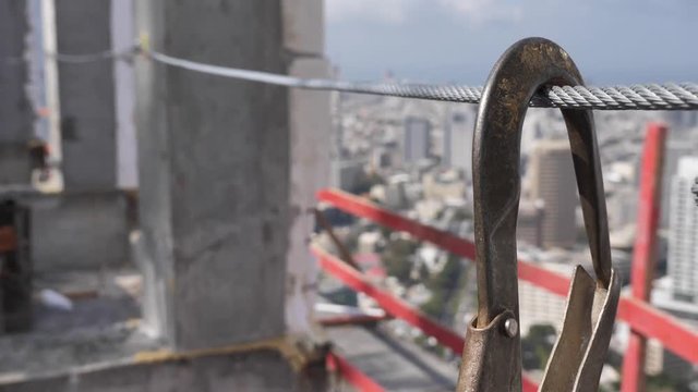 Connecting safety harness to lifeline