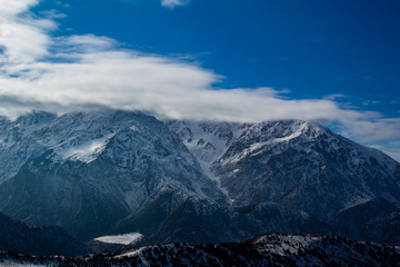 Fototapeta na wymiar snow on the mountain and clouds 