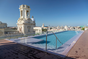 Pool auf der Dachterrasse eines Hotels in Havanna, Kuba