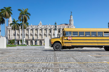 Alter Schulbus vor dem Capitol in Havanna, Kuba
