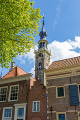 Fototapeta premium Turm in Veere mit alten Gebäuden, Niederlande