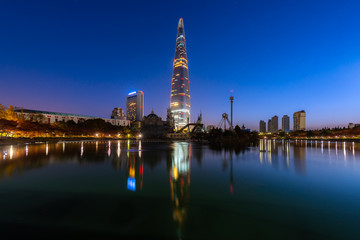 Fototapeta premium Twilight sunset at Seokchon Lake with city in Seoul ,South Korea.