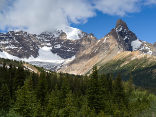 Obraz premium Clouds over mountains, Icefields Parkway, Jasper, Alberta, Canada