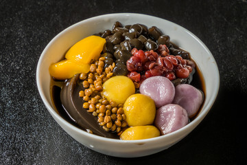 台湾の黒い薬膳ゼリー　Taiwanese black herbal medicine jelly