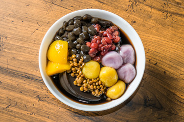 台湾の黒い薬膳ゼリー　Taiwanese black herbal medicine jelly