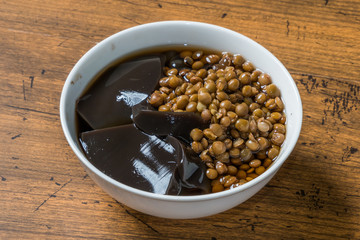 台湾の黒い薬膳ゼリー　Taiwanese black herbal medicine jelly