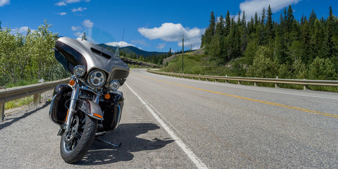 Obraz premium Motocykl zaparkowany na poboczu drogi, David Thompson Highway, Clearwater County, Alberta, Kanada