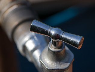 gl&auml;nzender Wasserhahn