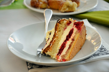 tortenstück auf teller