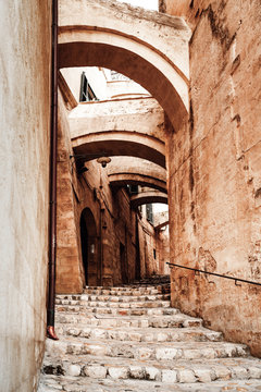 Gasse mit B&ouml;gen und Treppen in Matera der Kulturhauptstadt 2019 in Europa