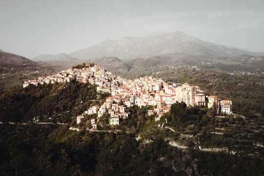Bergdorf Maratea in italien mit Bergen im Hintergrund 