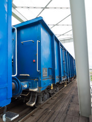 Niebieski wagon kolejowy na moście © Mariusz Sowula