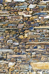 Muro de cuarcitas con piedra y lajas con oxidos rojizos