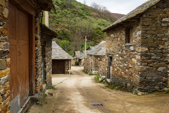 Casas tradicionales en piedra con tejados de pizarra en paisaje monta&ntilde;oso. Provincia de Leon en Espa&ntilde;a