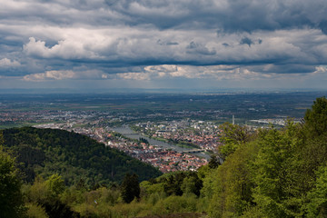 Obraz premium Blick vom Königstuhl über Heidelberg in Baden-Württemberg, Deutschland 