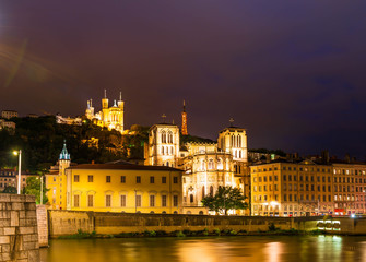 Lyon avec la cathédrale Saint Jean-Baptiste et la Basilique de Fourvière en arrière plan la nuit, Rhône, France