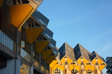 Foto op Plexiglas appartementen en kantoren in de kubuswoningen van Rotterdam, metropool. © Alessia