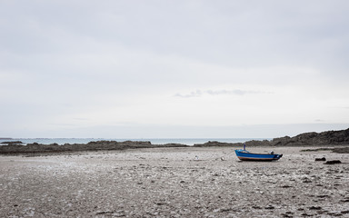 einsames Fischerboot bei Ebbe