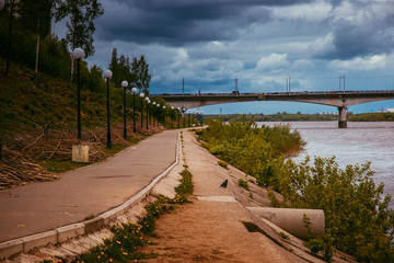 Fototapeta premium opuszczone nabrzeże miasta w pochmurny letni dzień