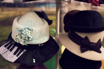 Image of old-fashioned women's hats.