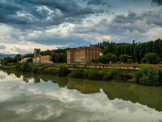 Obraz premium Italia, Firenze, il fiume Arno e cielo nuvoloso.