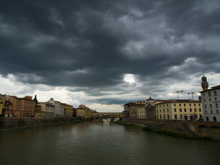 Italia, Firenze, il fiume Arno e cielo nuvoloso.
