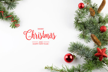 Fototapeta na wymiar Biglietto di auguri di Natale e Capodanno con decorazioni festive su sfondo bianco