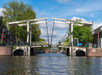 Zugbrücke über Wasserkanal in Amsterdam Nord Holland im Vordergrund Wasser ,Himmel mit vereinzelten Wolken