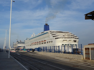Naklejka premium cruise ship at the dock unloading passengers with bus shuttles