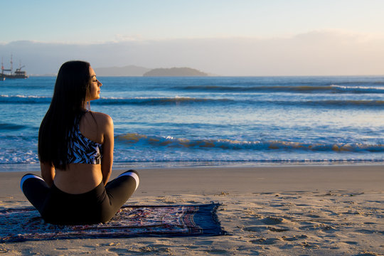 Linda mulher contemplando o mar para manter a vida saud&aacute;vel