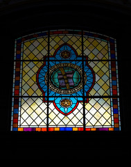 vitral colorido no interior da igreja