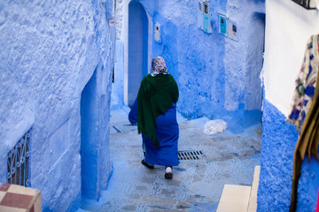 Mujer árabe caminando por una calle de Chauen, Marruecos