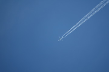 avion dans le ciel