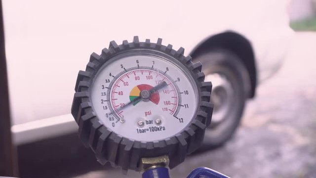 The gun for pumping wheels with manometer