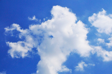 Wolken am blauen Himmel