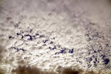 Wolken am blauen Himmel