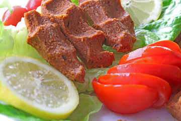 Fracture raw meatballs made with meat and wheat