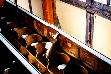 ławki drweniane w kościele pokoju w jaworze