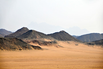 Fototapeta na wymiar Wüste mit Berglandschaft