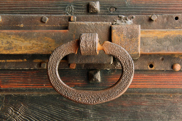 catenaccio; portone della chiesa dell'abbazia di Mirasole, nei pressi di Milano