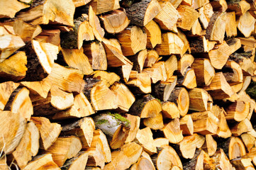Brennholz gestapelt