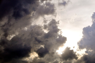 Düstere Wolken am Himmel