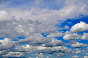 Wolken am blauen Himmel