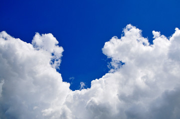 Wolken am blauen Himmel