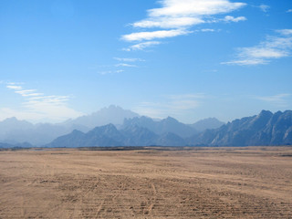 Wüste mit Berglandschaft