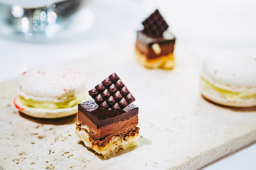 Assortiment de mignardises en dessert